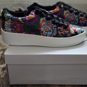 NIB Steve Madden Brody Sneakers